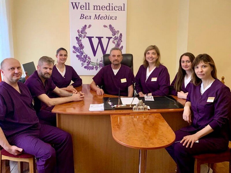 Володимир Волошин (у центрі) з колективом «Well Medical»