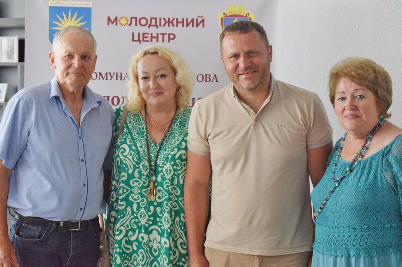 Керівництво ради ветеранів (Микола Ящук ліворуч, Надія Підскоцька праворуч) із керівництвом міста (в центрі секретар міськради Ірина Шелепницька 
і міський голова Михайло Посітко)
