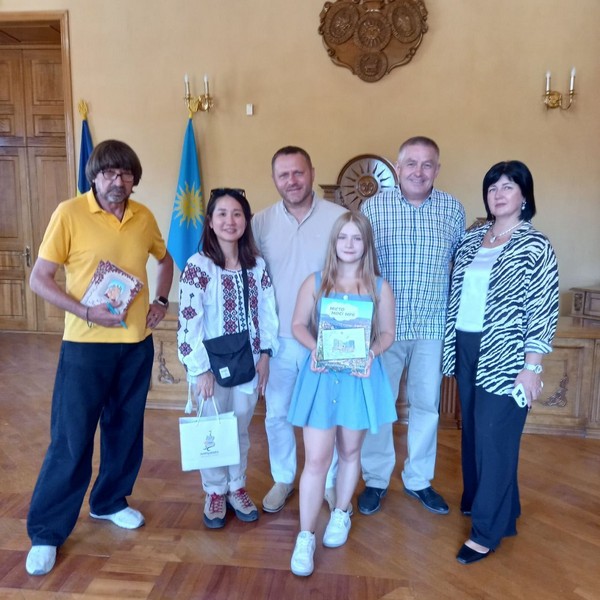 Славко Полятинчук, Юко Немото, Михайло Посітко, Дарія Пілінська, Анатолій Паладійчук з дружиною Наталією, яка допомагала з перекладом