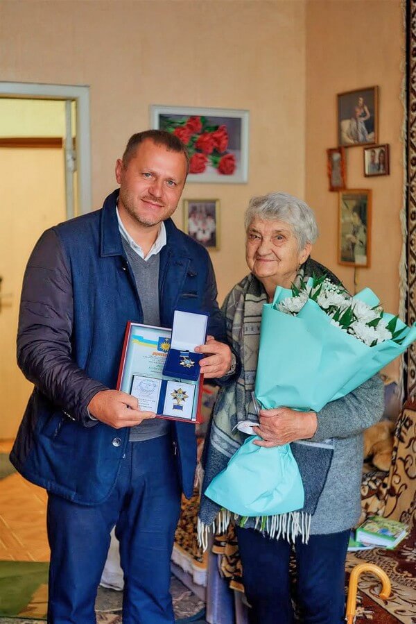 Михайло Посітко вручає нагороду Аллі Федірко