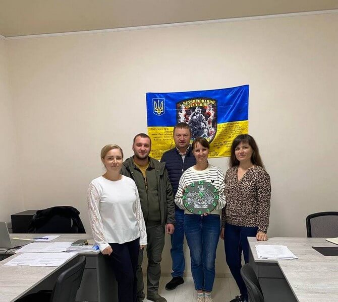 До фахівців із супроводу ветеранів війни Чемеровецької ТГ завітав діючий учасник бойових дій із сувенірним годинником, виготовленим власноруч із захисної кришки від пакету ракет Himers на знак подяки за співпрацю