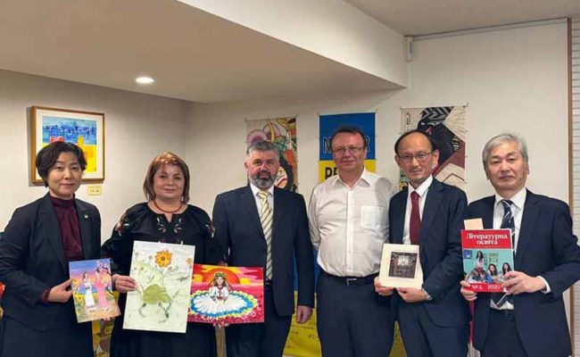 Андрій Букрієнко (третій праворуч) із професорами університетів України та Японії. Фото: Посольство України в Японії