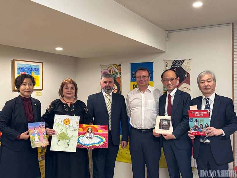 Андрій Букрієнко (третій праворуч) із професорами університетів України та Японії. Фото: Посольство України в Японії