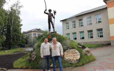 На фото Дмитро Савенко, Сергій Ісаєнко біля першого «Джури» в с.Лісоводи. На сьогодні скульптур юного зброєносця вже п’ять: у Лісоводській школі, Кам’янці-Подільському, Тернополі, Славуті та Вінниці.