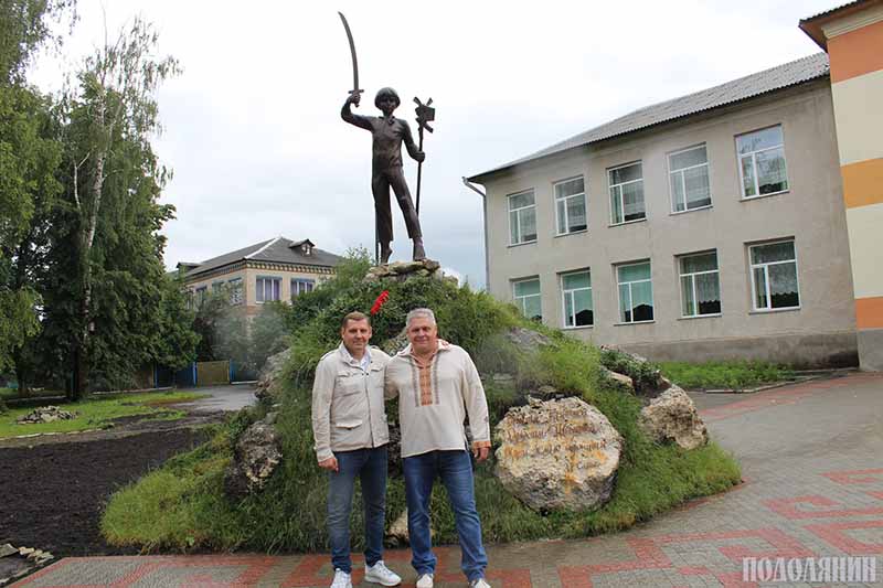 На фото Дмитро Савенко, Сергій Ісаєнко біля першого «Джури» в с.Лісоводи. На сьогодні скульптур юного зброєносця вже п’ять: у Лісоводській школі, Кам’янці-Подільському, Тернополі, Славуті та Вінниці.