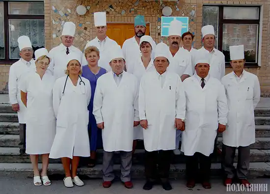 I ряд: Ніна Гузак, Тетяна Крупа, Аркадій Флаксемберг, Іван Павленко, Степан Гурома, Микола Савчук II ряд: Анатолій Гаврілов, Микола Зарицький, Анатолій Панчишин, Ірина Костинська, Ілля Сігал, Антон Ляцковський, Станіслав Ростецький