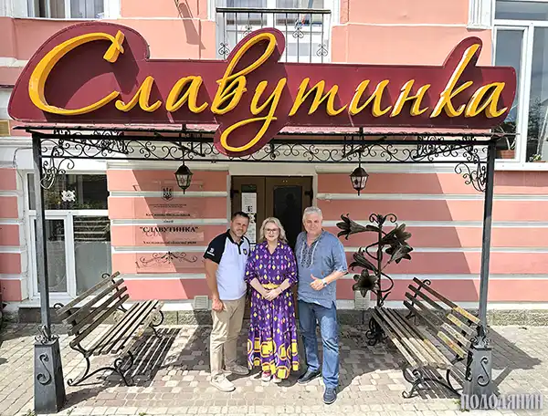 Міський голова Михайло ПОСІТКО, директорка «Славутинки» Олена КОЗЛОВА, президент БФ «МіСт» ім.Михайла Савенка Сергій ІСАЄНКО