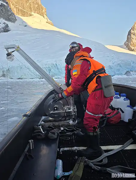Waddington Bay, Антарктика. Відбір проб морської води для дослідження гідрохімічних показників, бактеріопланктону, фітопланктону і концентрації хлорофілу з метою спостереження за динамікою морських екосистем
