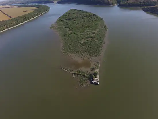 Колись цей острів був вкритий водою. Нині він - давно частина суходолу 